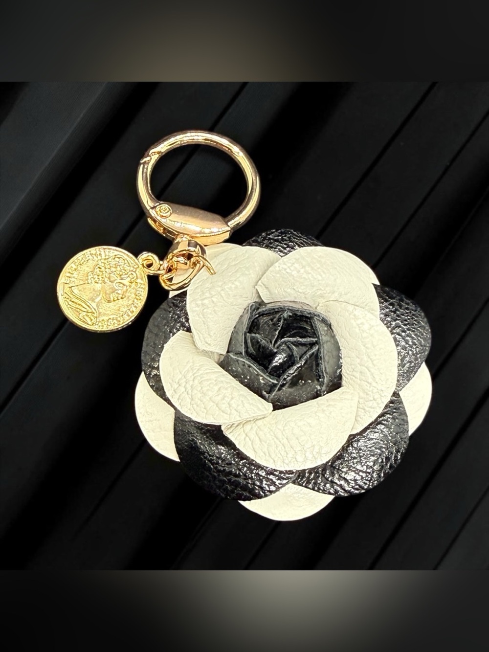 🏷️‼️5/$25🏷️‼️🖤Black & White Faux-Leather Camellia Keychain/Bag Charm/NWOT🖤